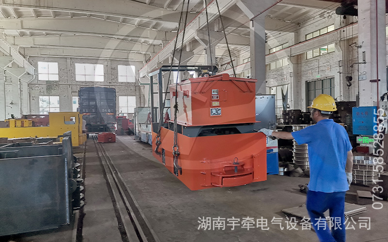 2.5噸防爆蓄電池電機車裝車發貨 2.jpg